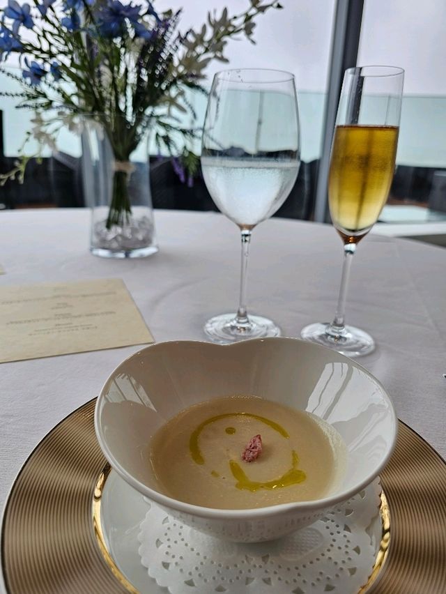 レインボーブリッジを望むテラスで、NYグリルフレンチとシャンパンを🍽️✨
