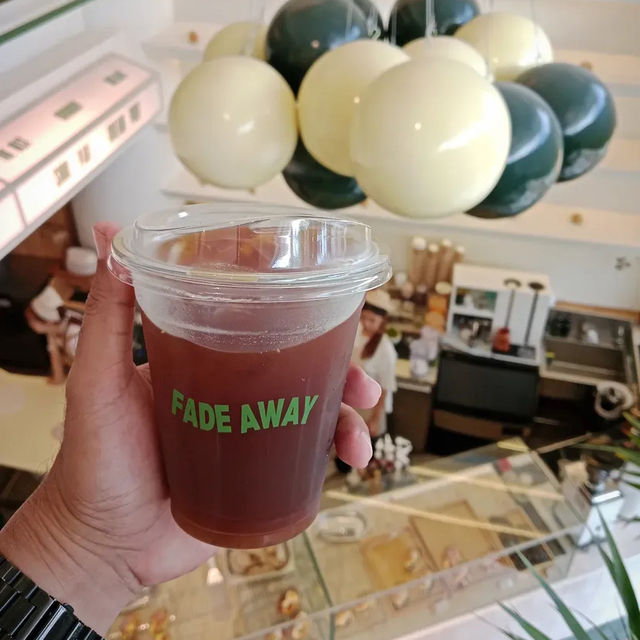 ถ้าFade Away บางแสน คาเฟ่ริมทะเลดีไซน์เก๋ วิวทะเลสุ