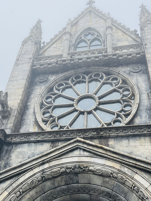 🌧️ Mist, Rain & Magic on Ba Na Hills – Danang’s Dreamlike Mountain