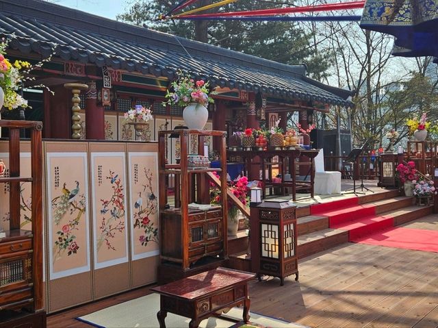 Visiting the King Sejong Memorial Hall with a wedding ceremony