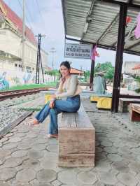 สถานีรถไฟบ้านแหลมนั่งสามล้อชมเมืองท่าฉลอม