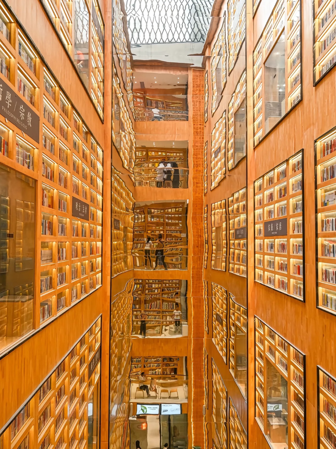 #chinatravel

Tersembunyi di gang sepi Guangzhou, Toko Buku MiGu bukan sekadar toko buku — melainkan tempat yang terasa seperti surat tulisan tangan di dunia yang serba cepat. 🤫

📚 MiGu memadukan penerbitan independen, seni, desain, dan kehidupan sehari-hari, menciptakan bukan hanya tempat untuk membaca, tetapi juga tempat untuk merasakan. Baik sendiri maupun bersama seseorang, Anda akan menemukan ketenangan di sini — di halaman-halamannya, di udara, dan mungkin bahkan di dalam diri Anda sendiri.

⸻

☕️ Cocok untuk:
• Sore yang tenang
• Membaca sambil menikmati secangkir kopi seduh
• Hidup santai & jalan-jalan santai di kota

#chinatravel #travelchina #china #travel #malaysiatochina #myitinerary #familytravel #chinatrip #guangzhou #广州