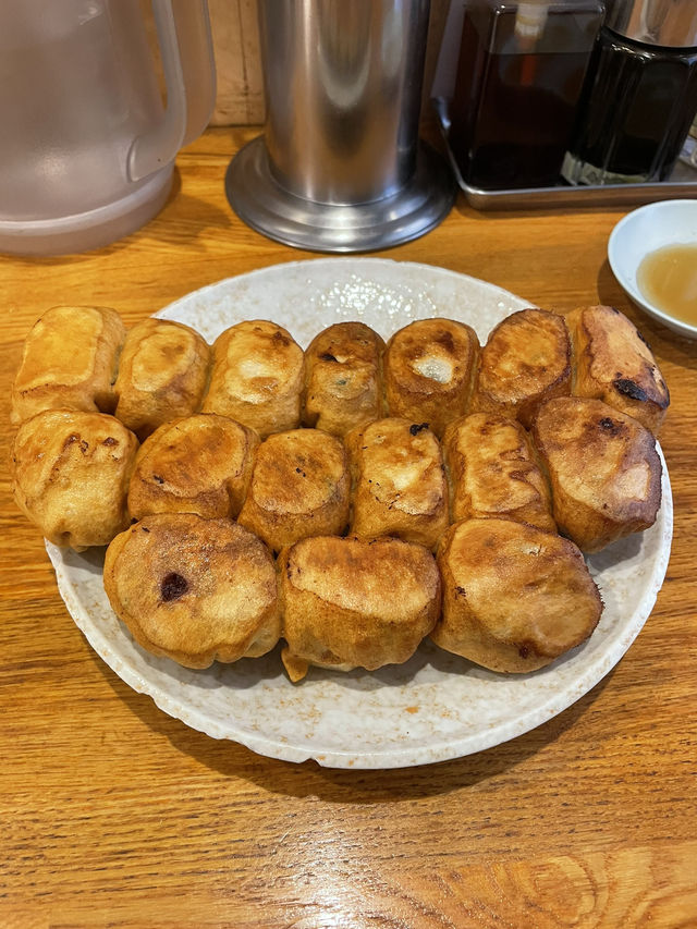 【東京】開店前から大行列ができる人気の絶品焼き餃子🥟 【東京】開店前から大行列ができる人気の絶品焼き餃子🥟