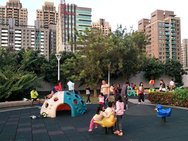 城市中的繽紛筆畫，藝術與遊戲的完美融合#秀拉兒童遊戲場(鉛筆公園)-高雄市鼓山區