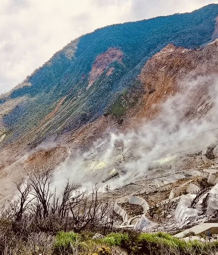 🌋「冒著煙霧的火山谷，探索地熱的神秘力量。」