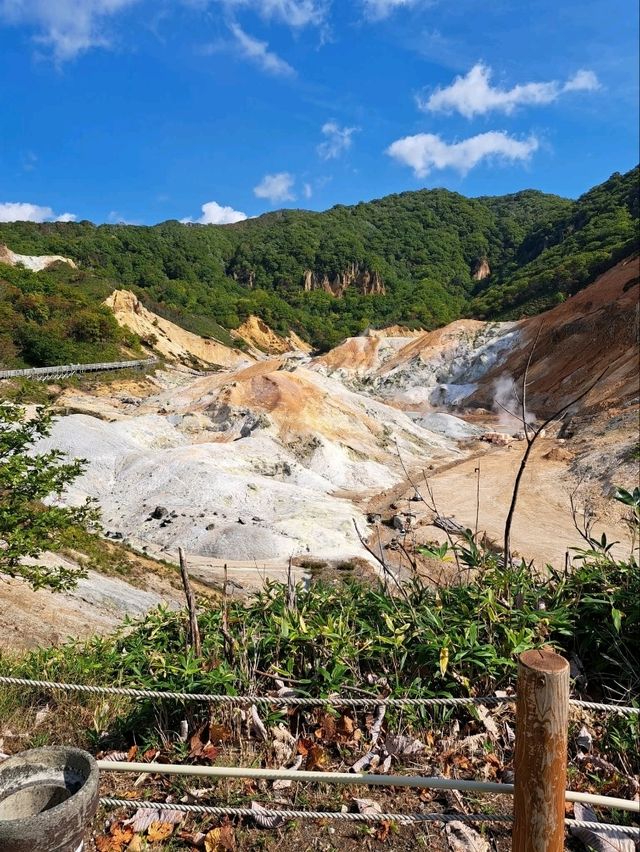 “Journey Through Steam: The Hiking Path to Hell Valley’s Onsen”