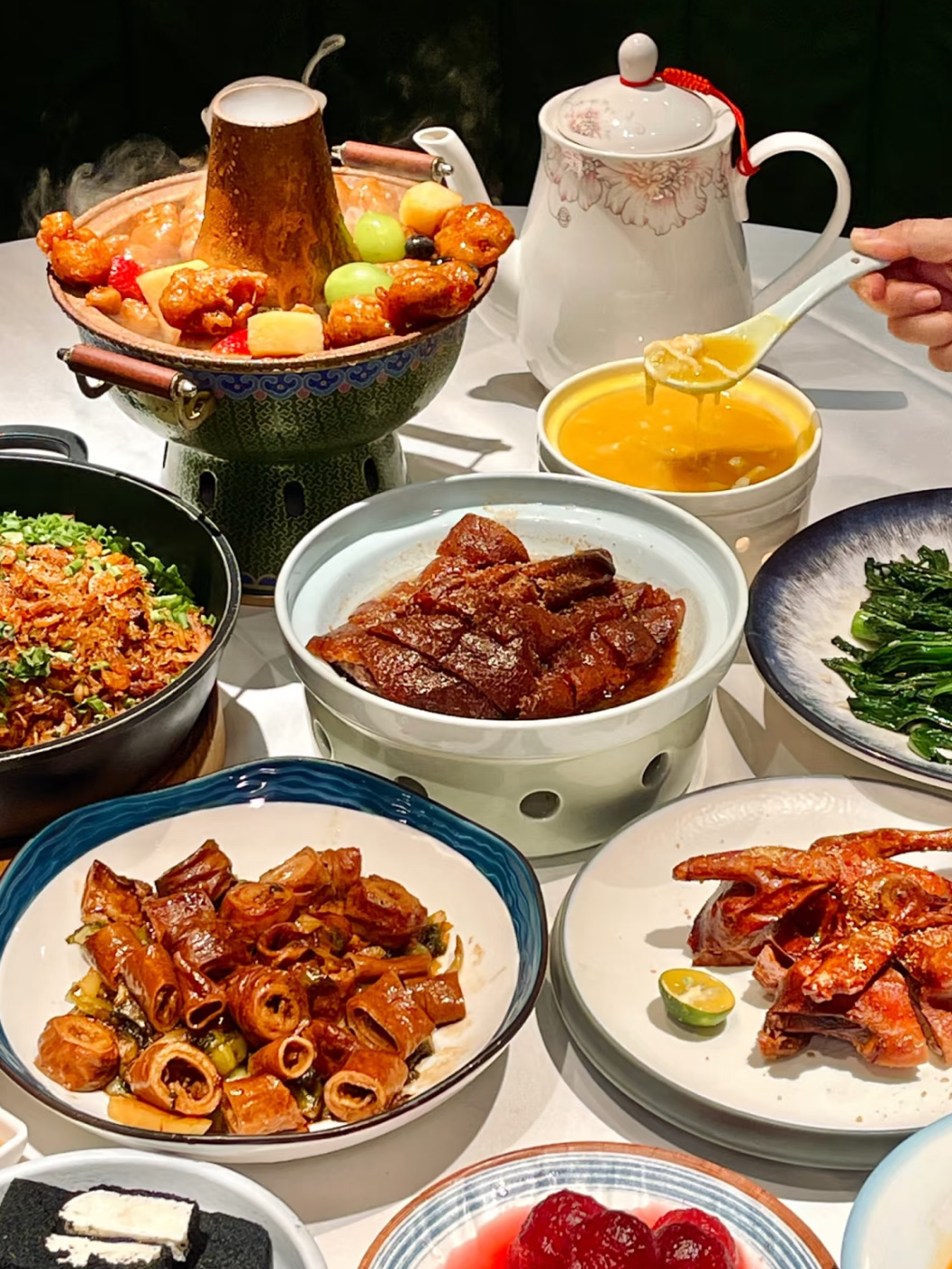 #hellohalloween
Saya mengajak orang tua saya makan malam di sini, dan mereka selalu memujinya 👏
Pantas saja tempat ini direkomendasikan Michelin — kualitas makanannya kelas atas, tapi rata-rata harganya hanya sekitar ¥70/orang! 🥹✨
Cocok untuk kumpul keluarga, makan malam bersama rekan kerja, atau kencan santai bersama teman 💕
Ingatlah untuk memesan tempat ini secara online terlebih dahulu, karena tempat ini selalu ramai! 🔥
⸻
🍖 Hidangan Khas yang Wajib Dicoba:
✅ Babi Asam Manis Dingin dengan Kulit Jeruk Mandarin Kering
Disajikan dalam panci tembaga — potongan daging babi renyah dengan rasa manis dan asam yang pas 🍊
Menyegarkan, sedikit beraroma buah, dan cocok untuk cuaca panas!
✅ Merpati Panggang Renyah dengan Bubuk Kulit Jeruk Mandarin
Wajib pesan! Kulitnya renyah, dagingnya empuk dan juicy 🤤
Sentuhan kulit jeruk keprok menambahkan aroma jeruk yang lembut — paling nikmat dinikmati selagi panas!
✅ Usus Babi Rebus dengan Saus Jahe
Kenapa jarang ada yang membicarakan hidangan istimewa ini?! Super lezat dan bersih.
Lembut, kaya rasa, dan cocok dipadukan dengan acar sayuran — sangat lezat dengan nasi 🍚🔥
✅ Angsa Panggang dengan Tabur Kulit Jeruk Keprok
Hampir ketinggalan — terjual habis terakhir kali! Patut ditunggu di ronde ini.
Kulitnya renyah, dagingnya tebal dan juicy, dan taburan kulit jeruk keproknya dengan sempurna memadukan kekayaan rasa. Sungguh tak terlupakan!
✅ "Anggur Ungu" (Pembuka Melon Musim Dingin)
Tampak seperti anggur 🍇 tetapi sebenarnya melon musim dingin — manis, asam, dan menyegarkan! Hidangan pembuka yang kreatif dan menyegarkan yang mengejutkan semua orang 😍
⸻
Kami juga mencoba Truffle Tofu, Nasi Goreng Foie Gras Udang Sakura, dan Sup Perut Ikan dengan Kaldu Emas — setiap hidangannya luar biasa. 👏
📍 Lokasi: Guangzhou
💰 Harga Rata-rata: ~¥70/orang
⭐️ Masakan Kanton berkualitas Michelin yang layak untuk dicoba lagi dan lagi!
#GuangzhouFood #CantoneseCuisine #MichelinRestaurant #GuangzhouEats #FamilyDinner #HiddenGem