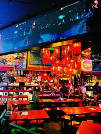 네온 사이로 피어나는 도쿄의 밤