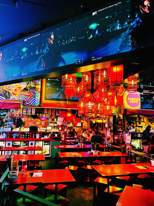 네온 사이로 피어나는 도쿄의 밤