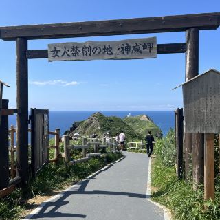 The Jakdan Peninsula has been known as the little secret place of Hokkaido, and the northernmost village of Shin-Hui Nei Village, the "Land of Women Forbidden", is definitely the top recommendation. This line brings together coastline walks, authentic seasonal food, lighthouse photos and coastal trail hiking. As long as you encounter good weather, the scenery along the coast under the blue sky and white clouds is really spectacular. No wonder locals say "Jiadan is so beautiful but there are not many tourists".

🧭Jiadan Peninsula Attractions Inventory
1️⃣ Shenhui Inner Village. A forbidden place for women
Women used to be prohibited from entering this place due to their faith, adding an air of mystery. In fact, the best part is that you can walk to the northernmost coast, with the azure sea in front of you, and a lighthouse nearby as a photo spot. If your stamina is OK, you can take 2-3 hours in advance to walk the trail to the top, looking back at the entire coast is super healing. There is a chance of closure in winter, so pay attention to the official opening before you leave. Summer and autumn are best for seaweed season - August to September, seaweed is super fresh, you really can't go back after eating!

2️⃣ Coastal Walk on the Jetty Peninsula
Whether digesting after eating seaweed or looking for food on an empty stomach, it is recommended to walk around the coastline. The camera must prepare more memory cards! Blue sky with sun deep blue sea + rocks

3️⃣ Jardin Seaweed Don Restaurant
The most famous jacktan is of course the seaweed bowl! Many small shops along Jakdan-cho, Jakdan County offer fresh seaweed bowls, and when you go at lunch time, almost everyone is smiling at a large bowl of seaweed with rice. (Recommended August to September must try)
Opening hours: Approx 10:30-17:00, peak season crowded need to queue

🗺️ Practical transportation & scenic spot tips
- The Jakdan Peninsula is open all day year round, with some trails and scenic spots temporarily closed depending on the season or weather (mostly during winter and especially when bears are infested). It is recommended to check local announcements before departure.  
- It is recommended to drive more convenient to stop at any time along the way to see the view, because I went three times did not feel a bus through 🥶🥶
- There is sun in summer on the coast of Jacquet, sunscreen to do enough + bring a windbreaker to prevent sea wind, shoes remember to wear comfortable, suitable for hiking.
- Full score recommendation 8-September come seaweed season, eat fresh to the incredible Jacquiao seaweed, back to other places feel "copycat version" 🤣

🍚Jiedan must-eat delicacies
- Seaweed Don (August-September only)

#Hokkaido Jakdan Peninsula #Girls Forbidden Land #Seaweed Don Must Eat #Outdoor Walking Travel #Lighthouse Photography