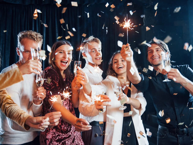 Ornaments with a View: Where Island Breezes Meet Festive Flair 