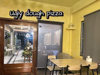 ร้านพิซซ่าที่ถูกต้อง  Ugly dough
