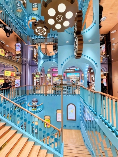 Saat berjalan-jalan di kota, saya menemukan surga bagi pecinta barang-barang lucu…
Cabang MINISO ini sangat besar, seperti memasuki dunia kartun 🎀
Dua lantai penuh dengan setiap mainan dan produk IP yang dapat dibayangkan.

Mereka memiliki Chiikawa, Hello Kitty, Disney, Kuromi, My Melody, Mickey, dan Yoyo.
Jujur saja, Anda tidak akan tahu harus mulai dari mana… Siapa pun yang suka mengoleksi pasti akan menghabiskan semua uangnya. Bagian boneka, meja pajangan, pencahayaan, dan skema warna semuanya sangat fotogenik. Para kreator konten tidak boleh melewatkan ini! 💗📸

📍 Lokasi
MINISO (Beijing – Toko Unggulan Global)
北京miniso全球一号店 Cabang terbesar di Beijing, toko unggulan baru.

🛒 💗 Sorotan yang wajib dilihat:
Tumpukan boneka Chiikawa
Tas dan aksesoris Hello Kitty dalam nuansa merah muda yang manis
Bagian Disney yang lengkap, membuat Anda merasa seperti telah dibawa ke Tokyo
Bagian Kuromi/My Melody dengan warna hitam dan merah muda yang keren
Begitu banyak kesempatan berfoto sehingga Anda tidak akan tahu harus mulai dari mana!

#MinisoBeijing #MinisoChina #BelanjaTerbaikDiBeijing
#BeijingCitywalk #Chiikawa #HelloKitty #PenggemarDisney
#ObjekWisataBeijing #BelanjaBeijing #WajibDikunjungiBagiPecintaKelucuan
#minisoflagship #BarangLucuBeijing #PerjalananLucuChina #perjalananChina #PerjalananChina #wisatawangila #PerjalananGila