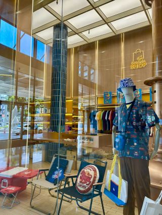 【バンコク・アソーク】ビールブランドの枠を超えた！「シンハー・ライフ」で手に入れる、究極のハイセンス土産 🦁👕🍺