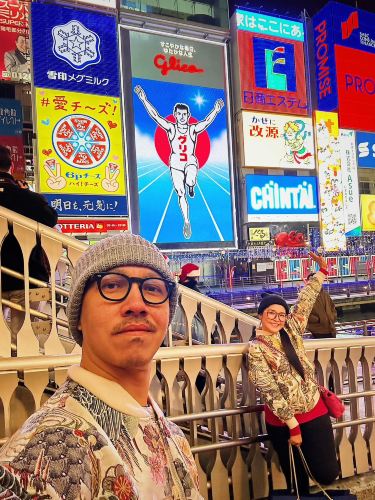 How do I take a picture with the Glico sign without people in it