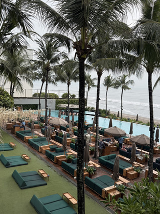 Sunset yang Relax di Potato Head Beach Club, Bali.