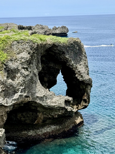 沖縄の超人気ランドマーク「万座毛」にチェックイン。 | Trip.com 恩納村