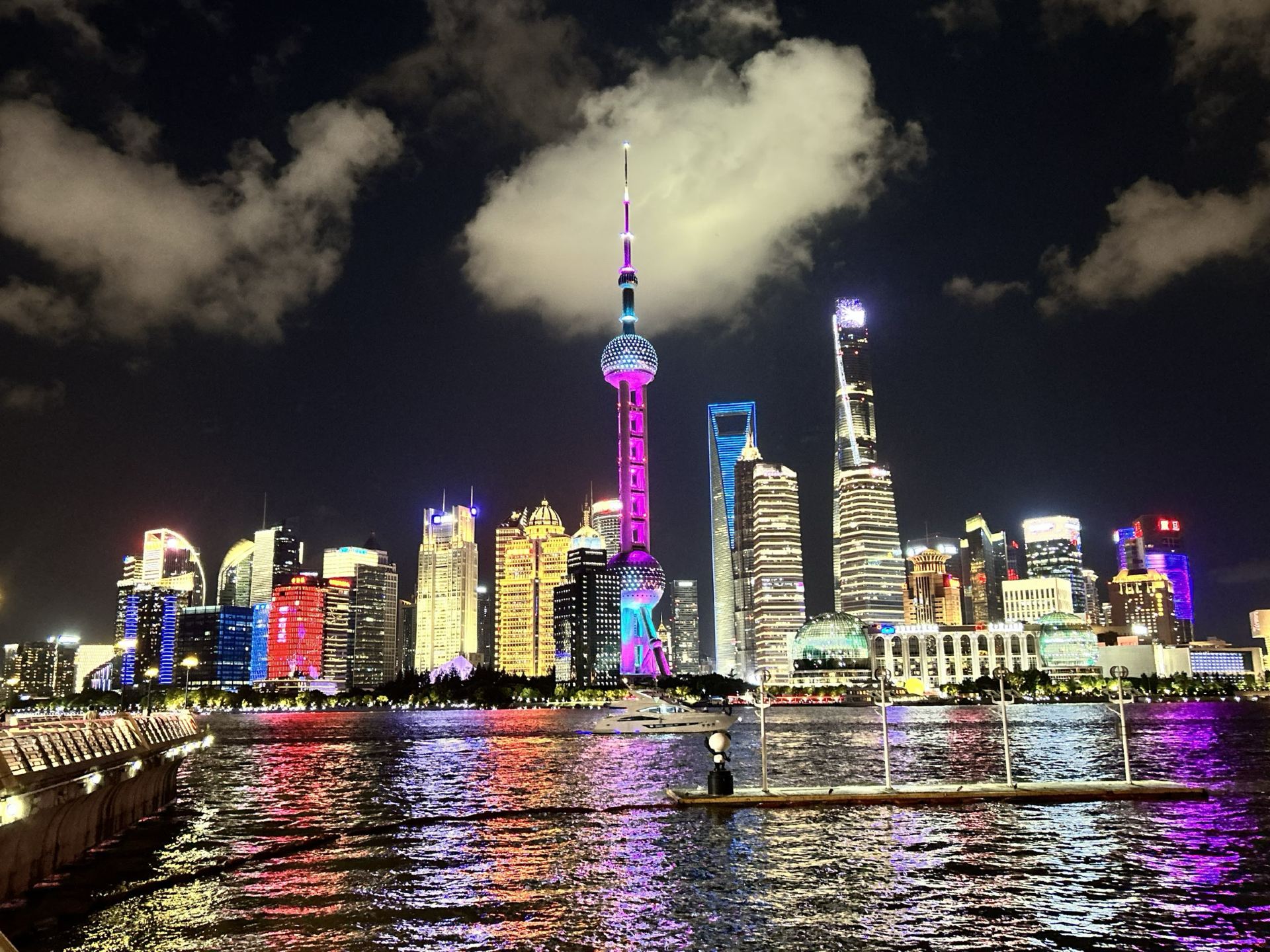 Looking for a nearby international destination with a completely different vibe?
How about a trip to Shanghai this November? 👀

Best of all, if you search for flights now,
you can find one-way tickets from Seoul to Shanghai starting in the 90,000 KRW range! ✈️💸

🌆 Why November is the Best Time for Shanghai

🍂 Perfect weather for exploring
It’s no longer hot and humid like mid-summer, making it the ideal season to wander through the city streets.

📸 Endless "Instagrammable" spots
From the Pudong skyline viewed from The Bund to the Oriental Pearl Tower, Xintiandi, and the French Concession—
the city’s atmosphere transforms completely from day to night.

☕ From aesthetic cafes to hip boutiques
Shanghai is packed with trendy spaces, so it’s highly recommended for anyone who loves cafe hopping, shopping, and photography!

🌃 Soaking in the Shanghai nightscape
Beyond the iconic night view of The Bund,
I highly recommend grabbing a cocktail at a hotel rooftop bar while gazing at the Oriental Pearl Tower 🍸

Places like La Terrazza at the Bulgari Hotel Shanghai
allow you to enjoy a luxury vibe even if you aren't staying there,
making your trip even more special.

💰 And the most important part—the flights!

Seoul → Shanghai ✈️ Starting from 90,000 KRW one-way

If you time it right, round-trip tickets are also super affordable,
making it perfect for anything from a quick weekend getaway to a 3-4 night stay.

🇨🇳 Still undecided on where to go in November?
Short flight, tons to see, and budget-friendly tickets—make sure to save Shanghai for your next trip! 🧳✨

※ Flight prices may vary based on booking time, travel dates, airline, and baggage policies. The 90,000 KRW range is based on the lowest available fares.