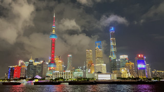 漫步北外灘,江風吹過,沿途是藍天白雲與老上海的建築。走過外白渡橋,入夜後再看對岸燈火映照黃浦江。白天的悠閒、夜晚的璀璨,都留在照片裡,成了這趟上海之旅難忘的回憶。