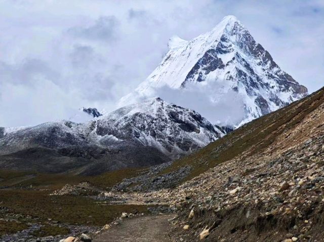 西藏秘境湖泊漫步賞雪山