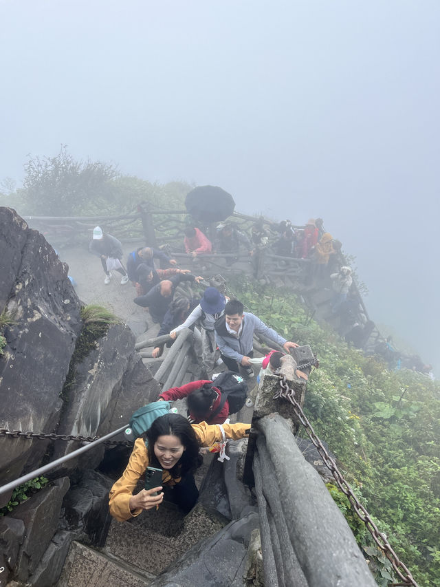 挑戰1200級台階，只為一睹紅雲金頂！