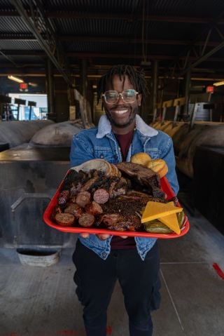 พาชมตั้งแต่ทางเข้าไปจนถึงเตารมควัน ณ Terry Black's Barbecue เมือง Waco
