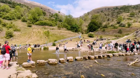 🥾🌿 マンチェスターからステッピング ストーンズへのハイキング: 川辺のエスケープ 🌊🍃 — traveler post in アッシュボーン