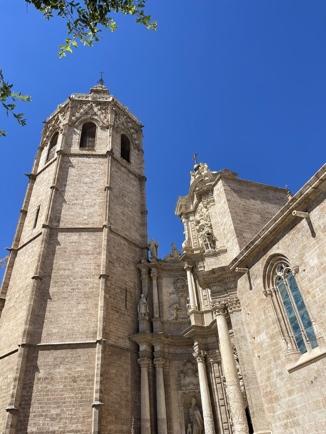 Valencia: A Playground of Architecture 🏛️✨🌉 Valencia: A Playground of Architecture 🏛️✨🌉