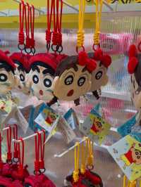 🌈在繽紛小鎮內的[蠟筆小新限定店]❣️ ［小新迷必去］