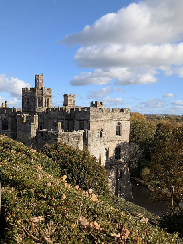 🍁 Warwick Castle – Autumn Magic Around Ancient Walls 🏰✨ 🍁 Warwick Castle – Autumn Magic Around Ancient Walls 🏰✨