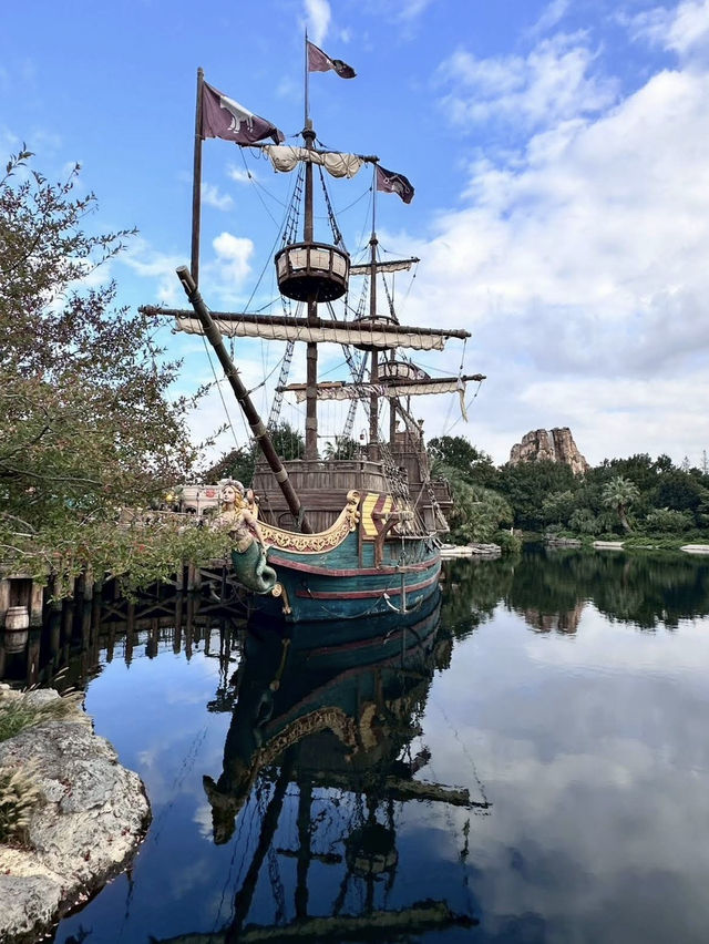 ✨ Step into the magic of Shanghai Disneyland! 🎢🏰💫 ✨ Step into the magic of Shanghai Disneyland! 🎢🏰💫