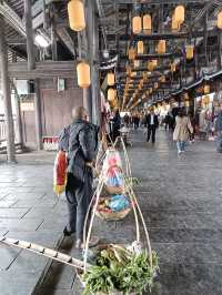 芷江龍津橋，全橋身用杉木卯眼相接，未用任何鐵釘鐵器，歷史上一直是湘黔公路的要塞，史稱“三楚西南第一橋
