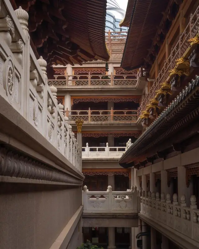 上海の静安寺の神秘的な雰囲気を感じてください