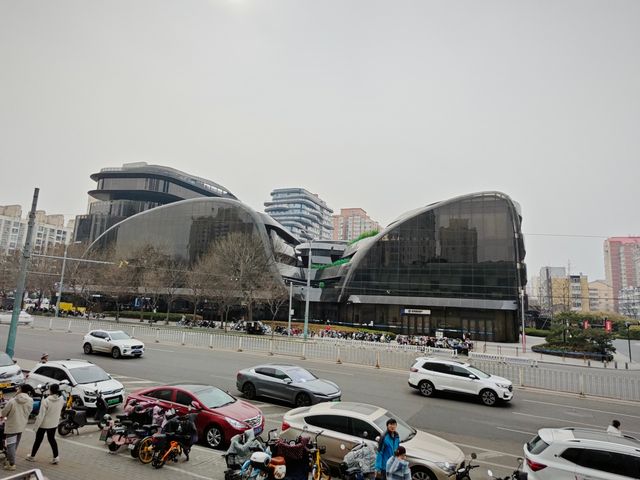 北京朝陽公園旁的大黑樓溜娃
