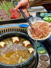 The mushroom hotpot restaurant in the ancient city of Lijiang is breathtakingly beautiful!