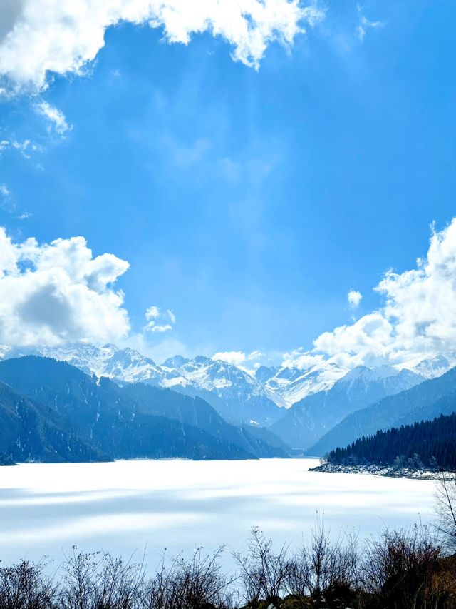 四月份的天山還是白雪皚皚，也太美了吧