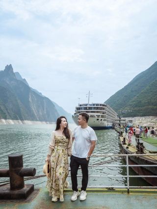 Luxurious cruise play on the Yangtze River's Three Gorges with a different gourmet experience every day