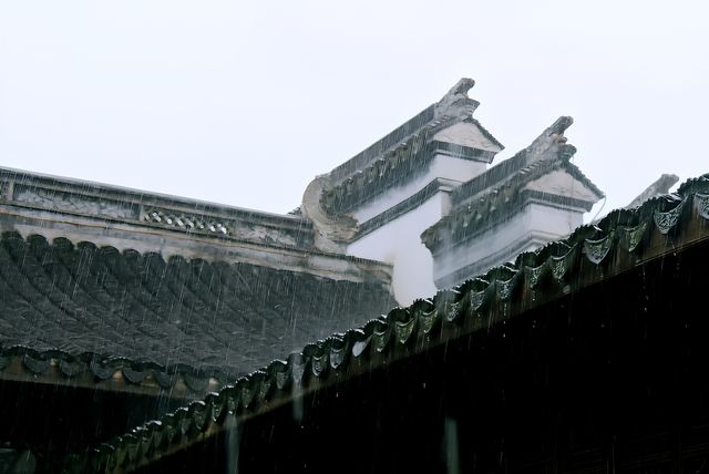 當金山下了雨，就美成了如詩如畫的“煙雨江南”