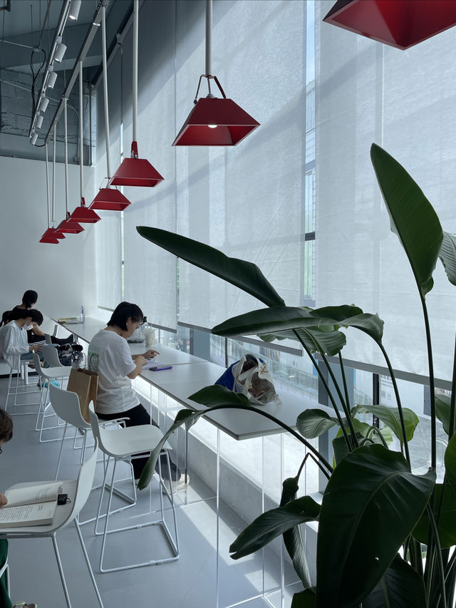 [新華書店，目前係海口最舒服嘅地方！！]
想借用網絡同空調嘅朋友，一定唔可以錯過呢個好去處——新華書[新華書店，目前係海口最舒服嘅地方！！]。