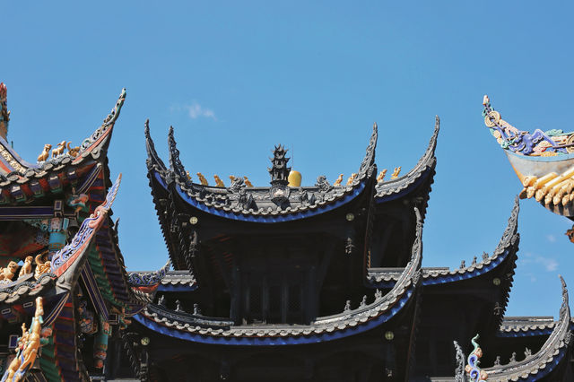 西昌市必到景點之大石板村和靈鷹寺。