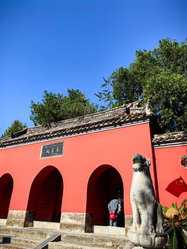 臥龍岡武侯祠。