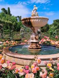 The rose garden in Madrid's Lici Park has a super beautiful oil painting feeling