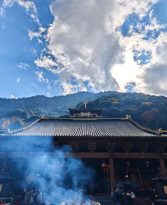 一座因為靈驗而聲名大噪的寺廟靈山寺。