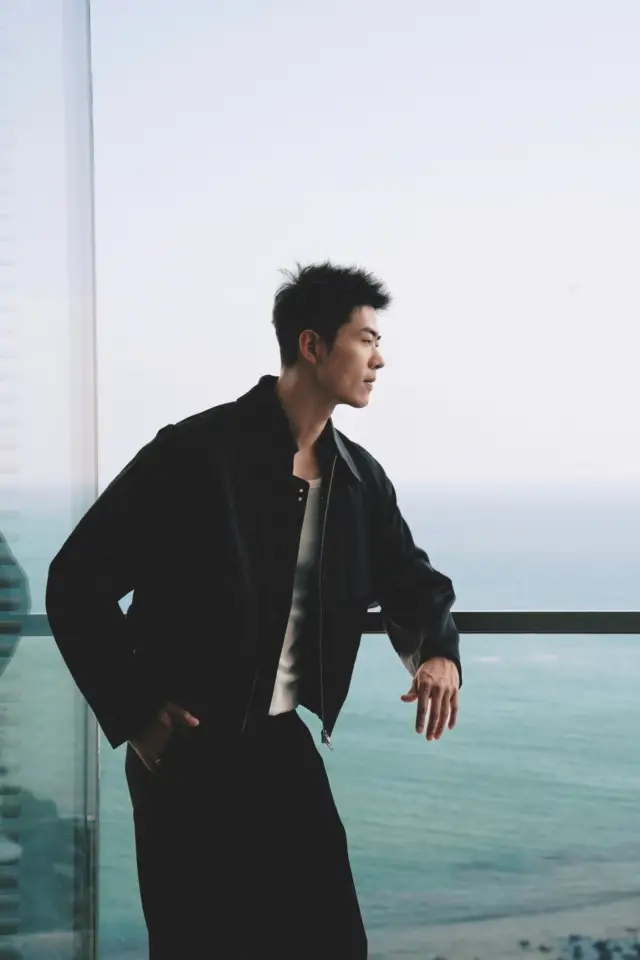 A private winter getaway at 20°C, stealing a moment of tenderness by the sea.