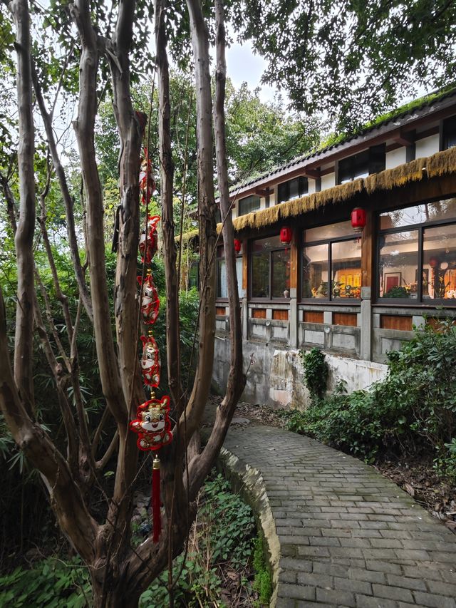 臨崖步道下的山城秘藏