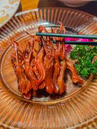 美術學院老師開嘅餐廳，連餐盤都係藝術品！