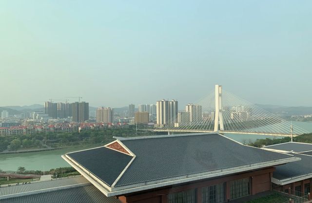 在市中心的中式園林酒店，邂逅江景與悠閒