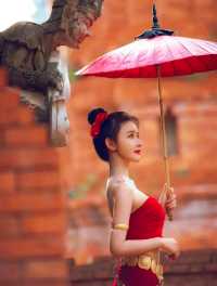 傣家少女，水畔輕舞醉清風