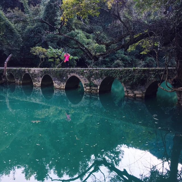 以下是一份簡單嘅貴州旅遊攻略：   行前須知   - 最佳旅行時間：5-10月氣溫適中，雨水充沛，自