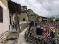 黃泥青瓦疊山間